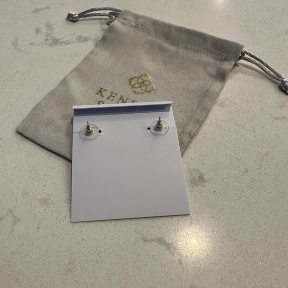 Gorgeous Kendra Scott Ellie stud in dichroic glass - Picture 8 of 10